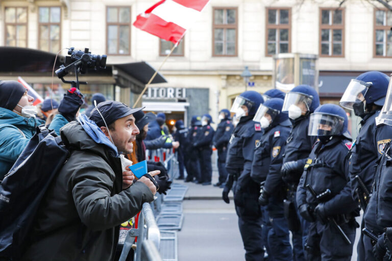 Αυστρία: Ογκώδεις διαδηλώσεις κατά της ακροδεξιάς στη Βιέννη