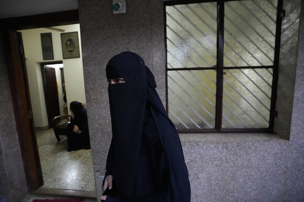 Ιράν: Μια γυναίκα καταδικάστηκε σε 74 μαστιγώσεις επειδή δεν φορούσε μαντίλα