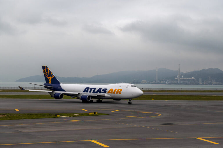 Μαϊάμι: Αναγκαστική προσγείωση για Boeing 747-8 της Atlas  – «Φλόγες από το αριστερό φτερό»