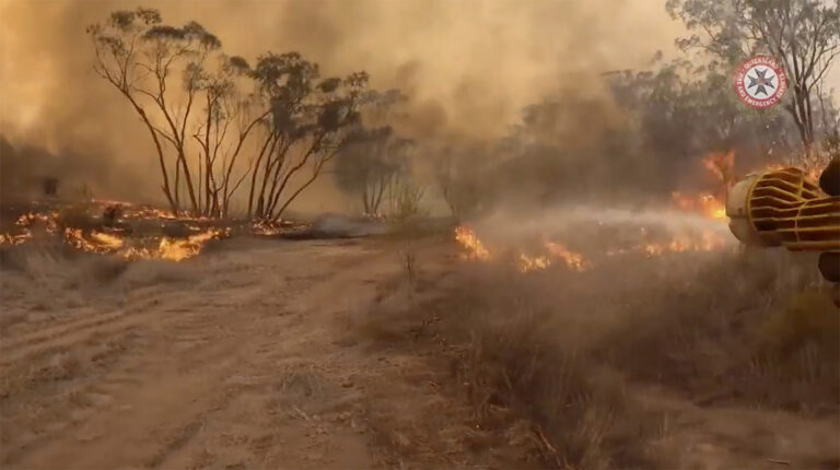 Οι αρχές κάλεσαν κατοίκους της Δυτικής Αυστραλίας να απομακρυνθούν από τα σπίτια τους λόγω πυρκαγιάς σε χαμηλή βλάστηση