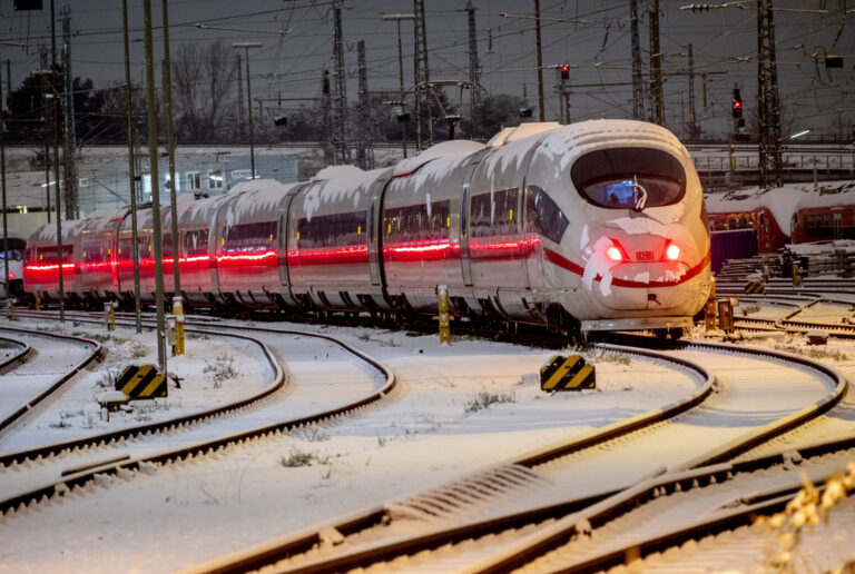 Σφοδρή χιονόπτωση σαρώνει τη νότια και κεντρική Γερμανία- Παραλύουν αεροπορικές και σιδηροδρομικές συγκοινωνίες