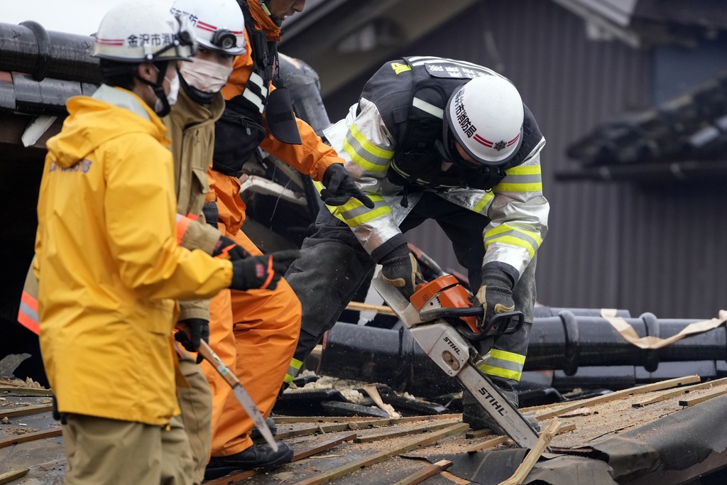 Ιαπωνία: Αγώνας δρόμου για έγκαιρη παροχή βοήθειας στους σεισμοπαθείς – Συνεχίζεται η ακολουθία ισχυρών μετασεισμών