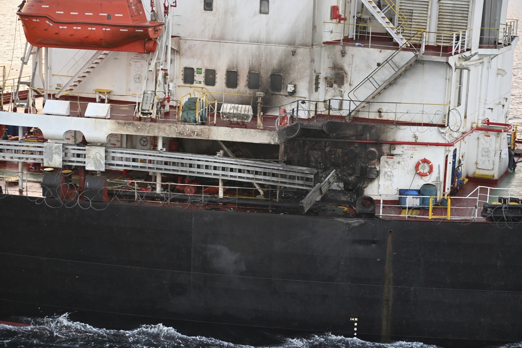 Εμπορικό πλοίο χτυπήθηκε από πύραυλο στα ανοιχτά του Άντεν