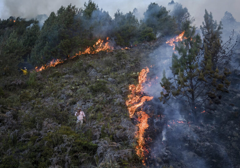 Σε κατάσταση συναγερμού η Κολομβία λόγω πυρκαγιών και καύσωνα – Σε εξέλιξη 21 πύρινες εστίες