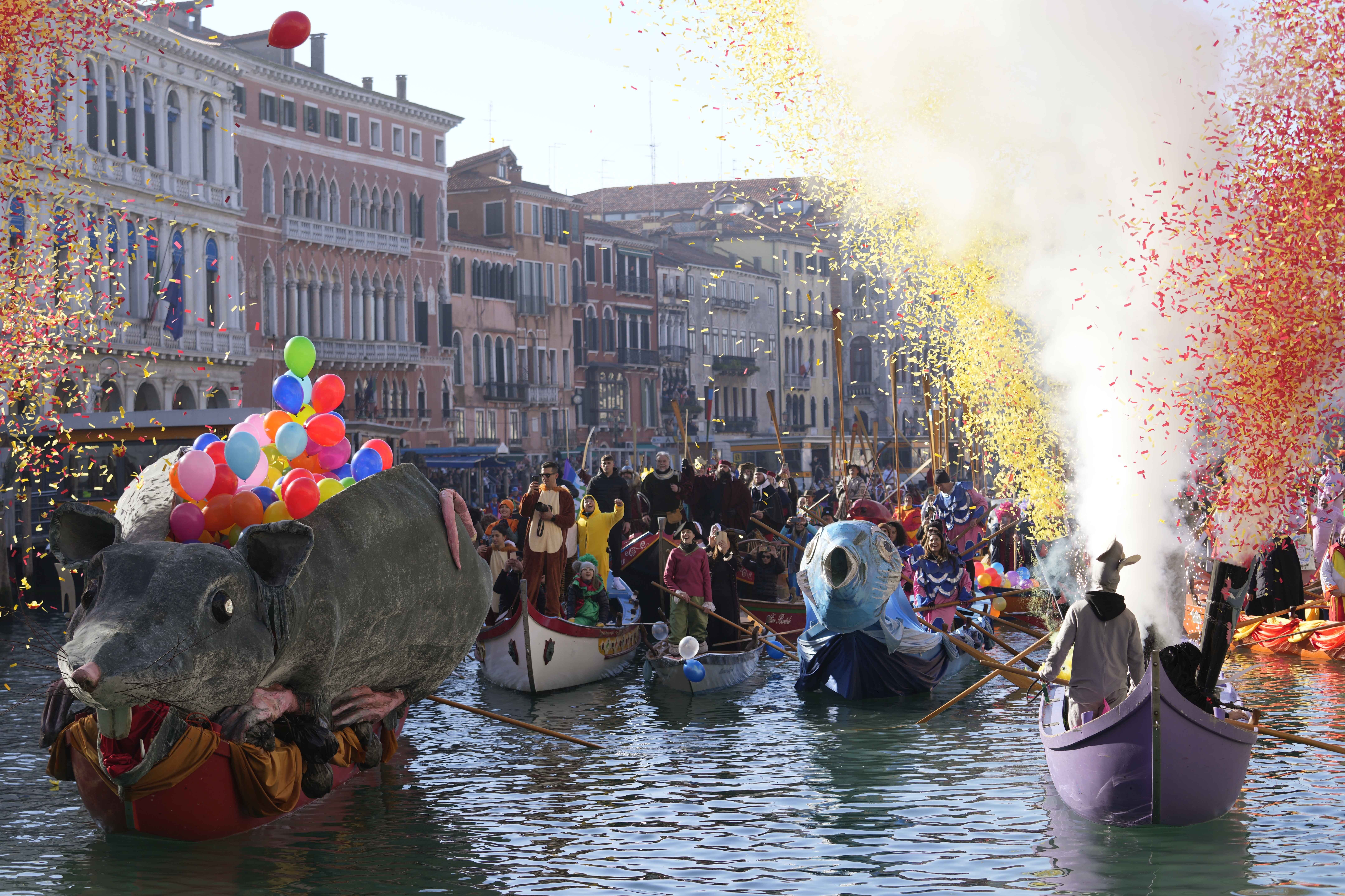 Καρναβάλι Βενετίας: Βεγγέρα μασκαράδων στο μεγάλο κανάλι (φωτογραφίες)
