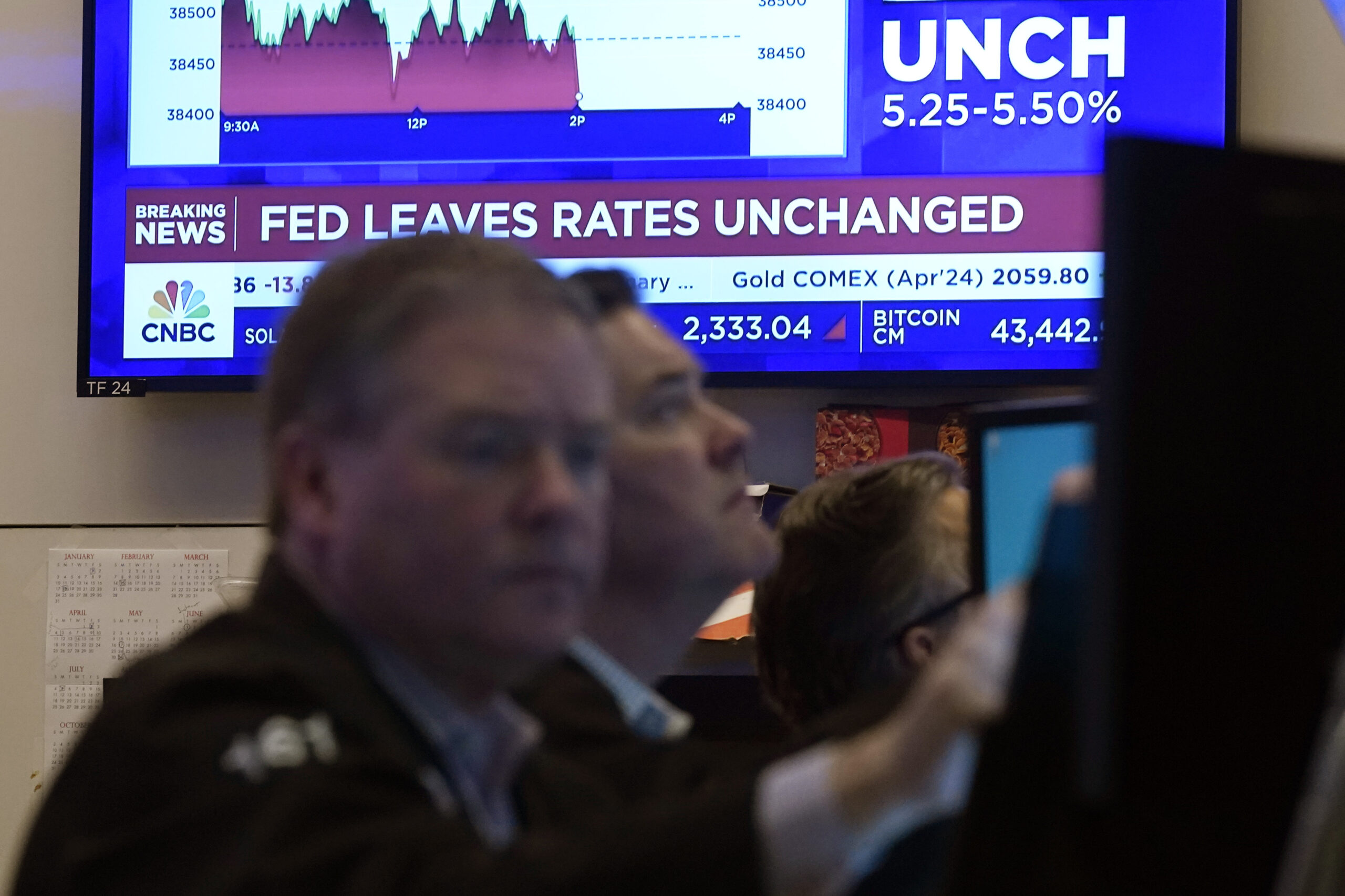 ΗΠΑ: Η Fed διατηρεί τα επιτόκιά της, δεν προβλέπει ακόμη τη μείωσή τους