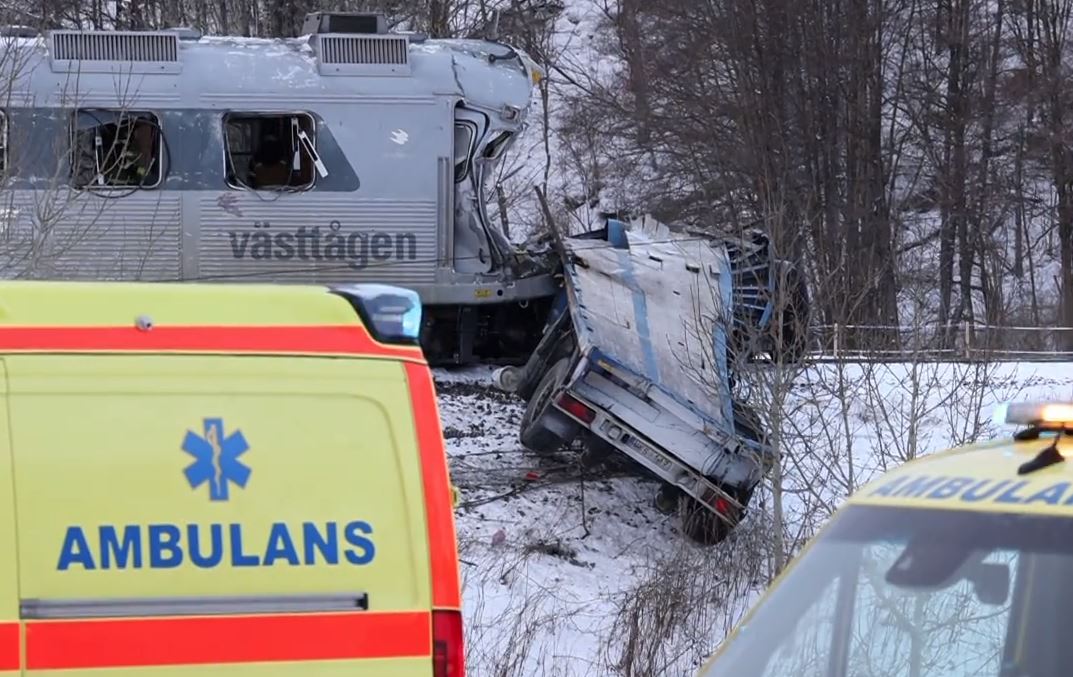 Σουηδία: Σύγκρουση τρένου με φορτηγό – Ένας νεκρός και πέντε τραυματίες