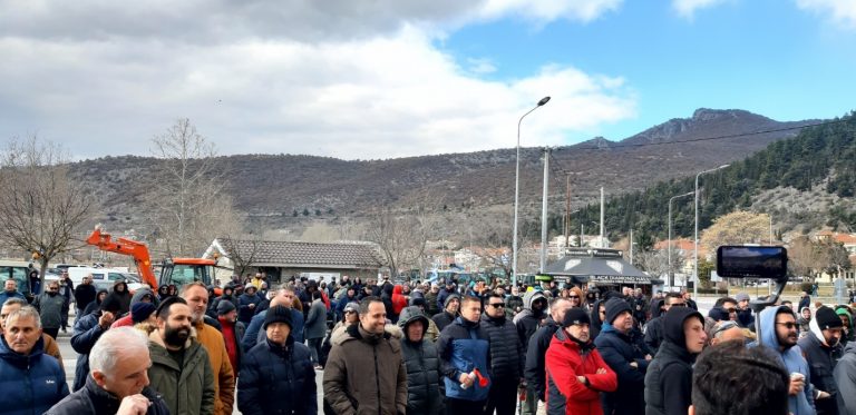 Καστοριά: Παράσταση διαμαρτυρίας αγροτών στην Π.Ε.