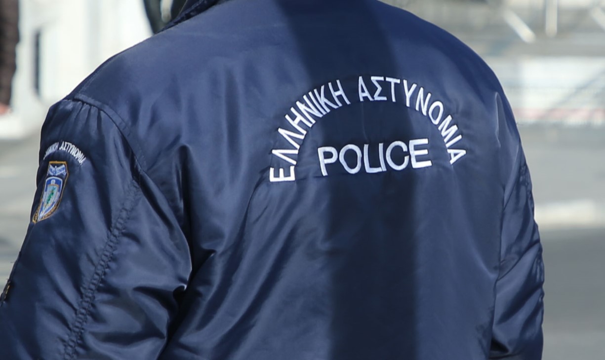 «Με κοστούμι οι αστυνομικοί στη μεταγωγή κρατουμένων» – Καταγγελίες της ΕΑΥΘ για τις διαταγές του επιθεωρητή Βορείου Ελλάδος