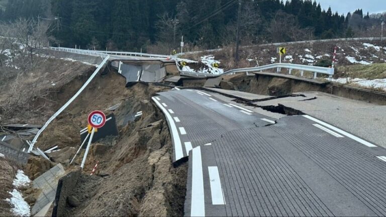 Σεισμός 7,6 Ρίχτερ στην Ιαπωνία: Τρόμος από τους μετασεισμούς και τις προειδοποιήσεις για τσουνάμι