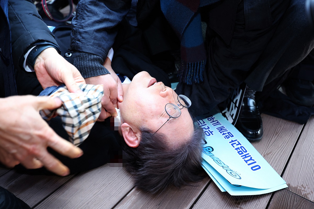 Ν. Κορέα: Εκτός κινδύνου νοσηλεύεται ο ηγέτης της αντιπολίτευσης –  Ο επίδοξος δολοφόνος τον πλησίασε για αυτόγραφο