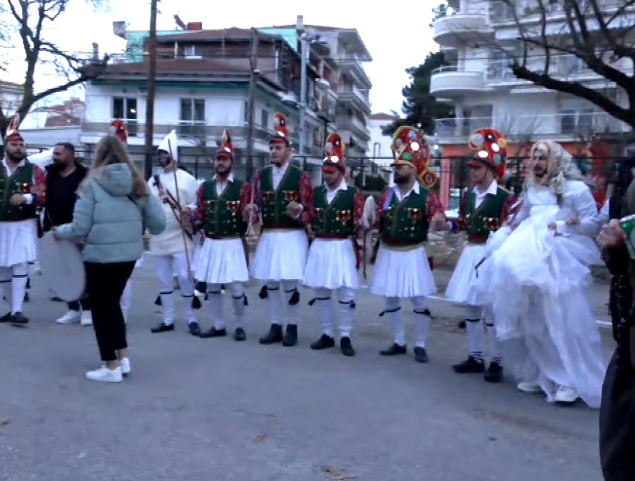 Γιορτές του Μώμου: Οι «Μωμόγεροι» στην κεντρική πλατεία της Πτολεμαΐδας