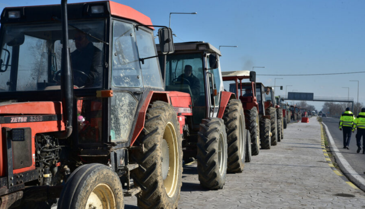 Θεσσαλονίκη: Κινητοποιήσεις αγροτών στον κόμβο του αεροδρομίου