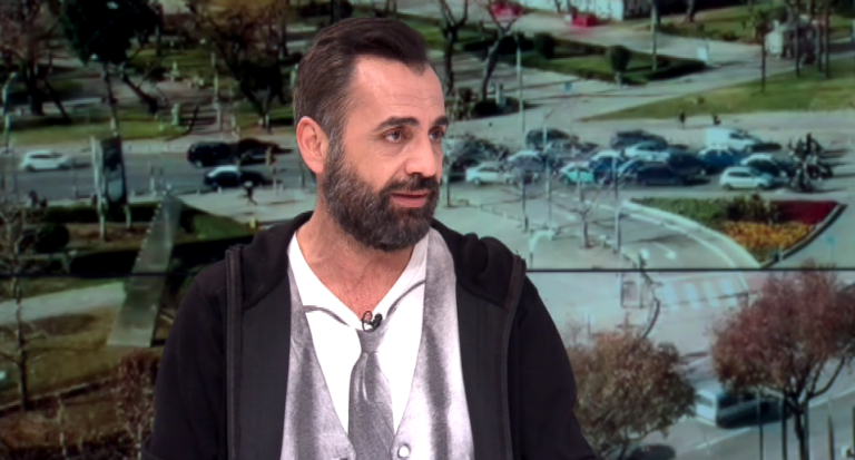 «Κι από Σμύρνη…Σαλονίκη»- Πρόδρομος Τοσουνίδης: «Δεν είναι συχνό το φαινόμενο να ξεκινά η παράσταση και να ανατριχιάζεις»