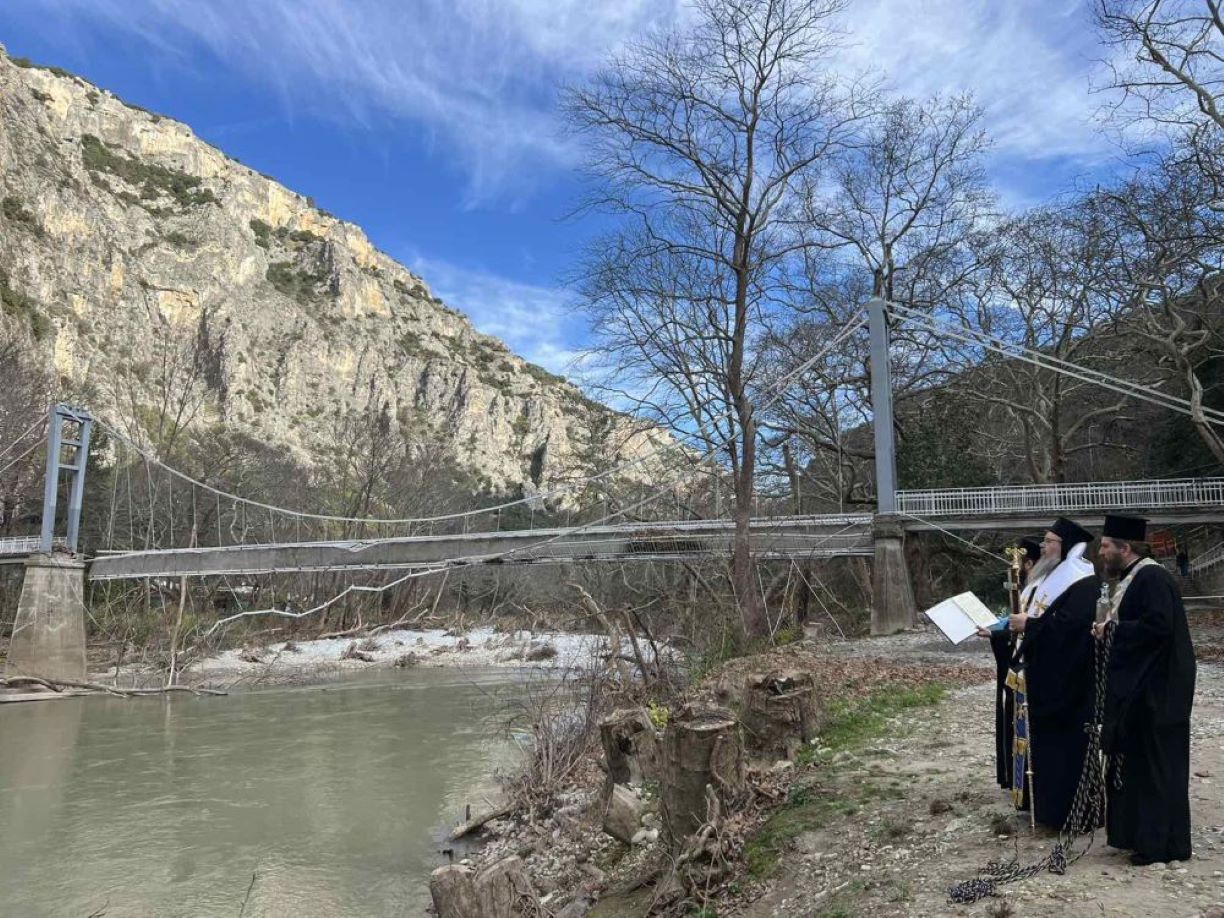 Τέμπη: Στο κατεστραμμένο Προσκύνημα της Αγ. Παρασκευής η Ακολουθία της ρίψεως του Σταύρου από τον Μητροπολίτη Λαρίσης