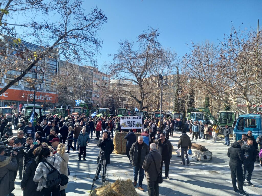 Συλλαλητήριο αγροτών στην πλατεία της Λάρισας – Πανθεσσαλική σύσκεψη των μπλόκων αύριο στον Παλαμά Καρδίτσας