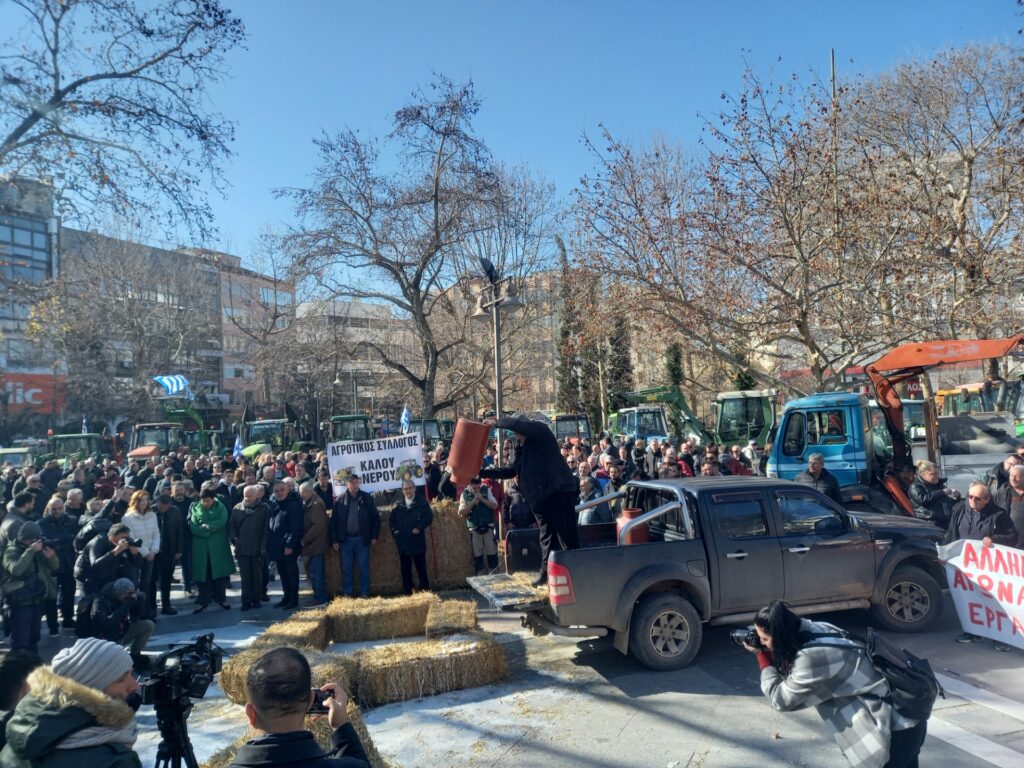 Συλλαλητήριο αγροτών στην πλατεία της Λάρισας – Πανθεσσαλική σύσκεψη των μπλόκων αύριο στον Παλαμά Καρδίτσας