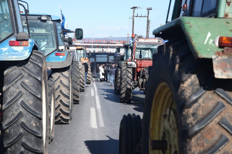 Στους δρόμους οι αγρότες στη βόρεια Ελλάδα – Ειρηνικές διαμαρτυρίες για τα αυξημένα κόστη παραγωγής και τις μειωμένες επιδοτήσεις