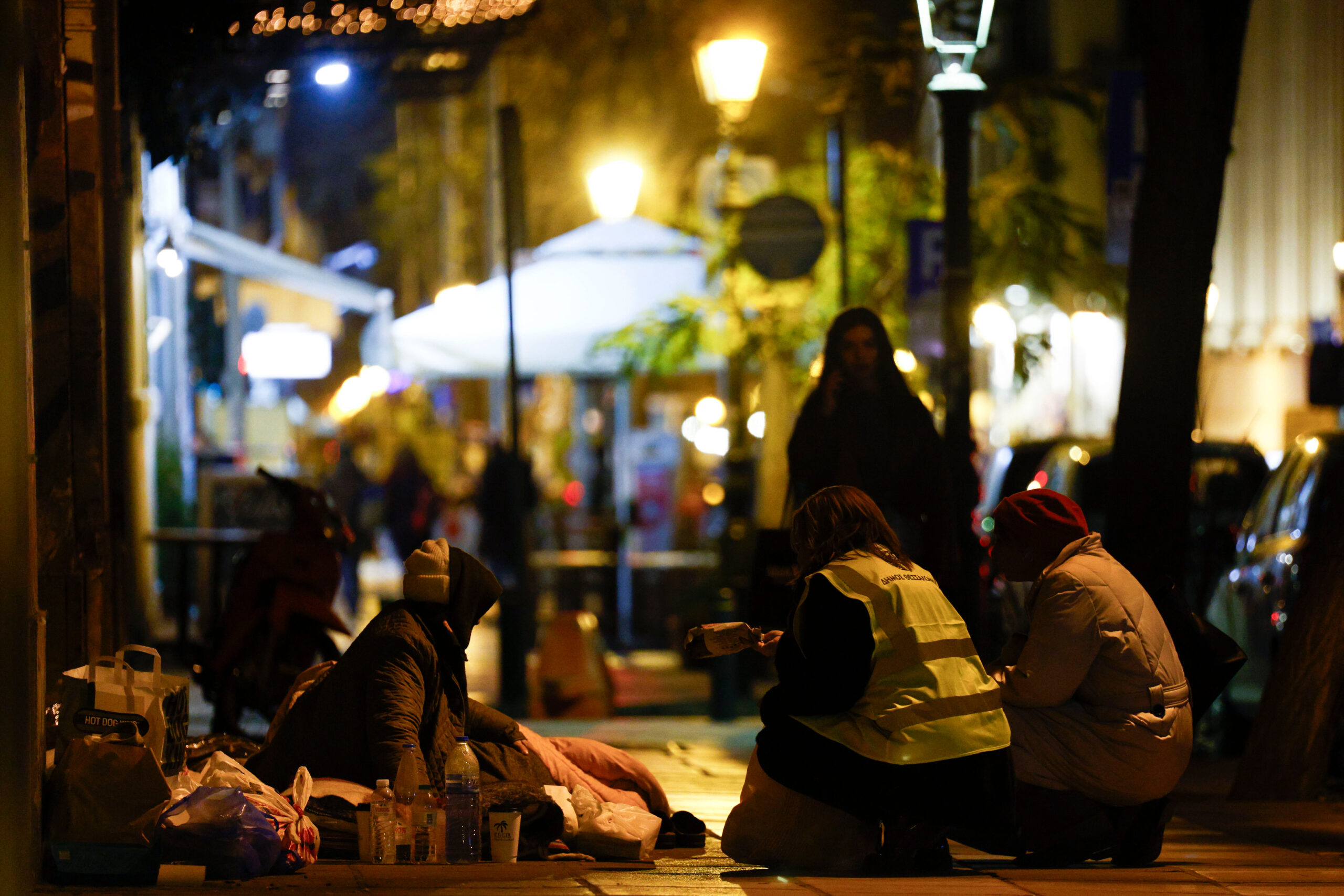 Θεσσαλονίκη: Δήμος, Γιατροί του Κόσμου και Άρσις στα “στέκια” των αστέγων, στην καρδιά της πόλης