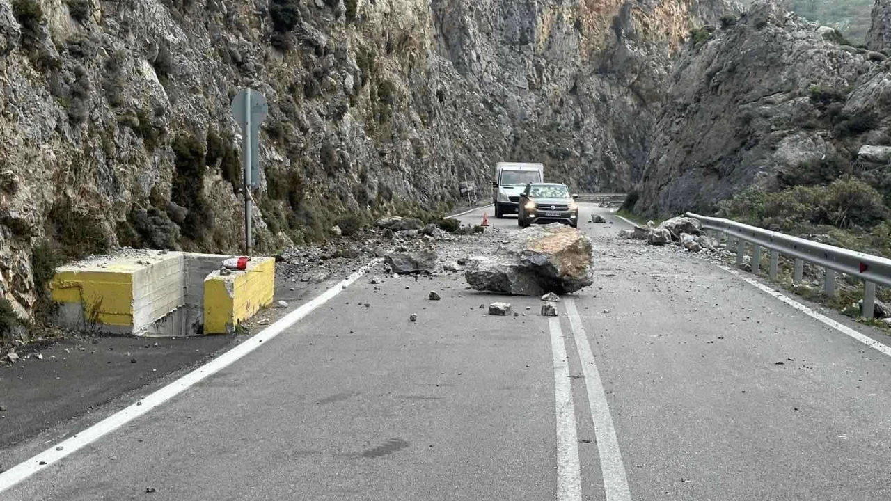 Ρέθυμνο: Αποκολλήθηκε βράχος στο Κουρταλιώτικο Φαράγγι -‘Αγιο είχε οδηγός αυτοκινήτου