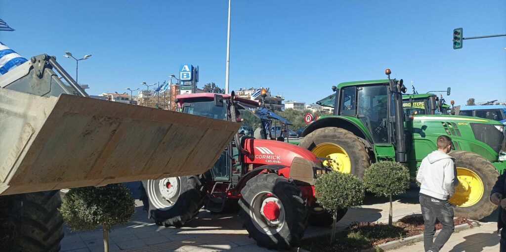 Αχαΐα: Διαμαρτυρία αγροτών μπροστά από το κτίριο της Περιφέρειας Δ. Ελλάδας (βίντεο)