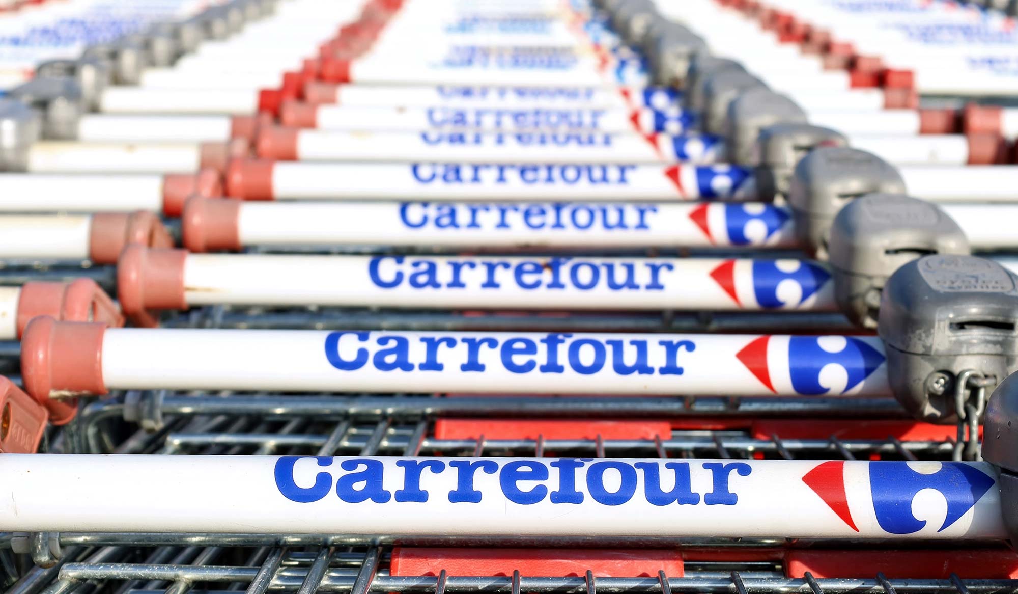 Carrefour: «Κόκκινη κάρτα» σε προϊόντα τροφίμων και ποτών με μεγάλες αυξήσεις τιμών