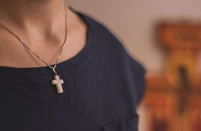 Βόλος: Δια του εναγκαλισμού της αφαίρεσε το σταυρό που φορούσε