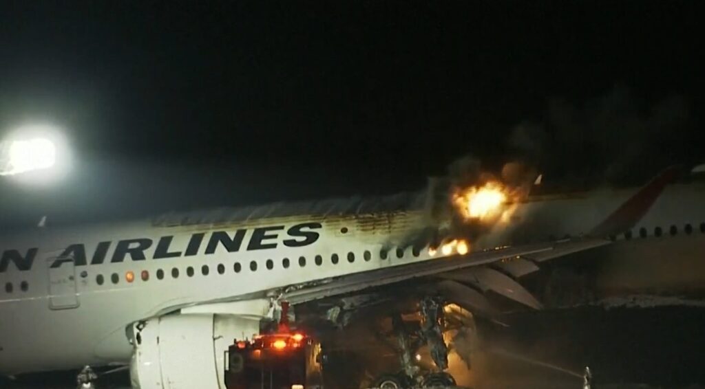 Ιαπωνία: Στις φλόγες επιβατικό αεροπλάνο στο αεροδρόμιο του Τόκιο – Έχουν απομακρυνθεί οι 367 επιβάτες