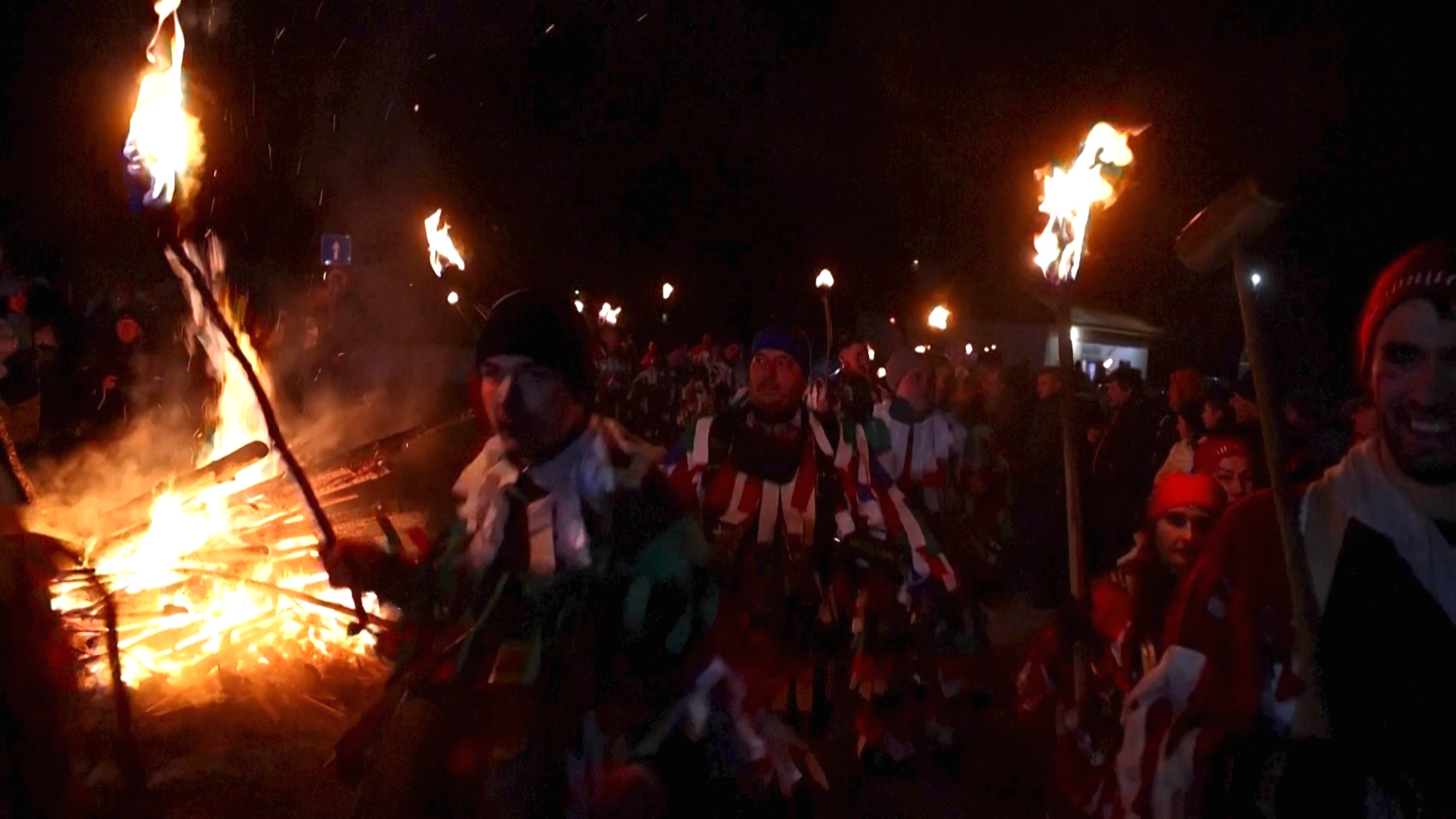 Βίντεο: Βούλγαροι χωρικοί διώχνουν τα κακά πνεύματα σε τελετουργικό για την υποδοχή του νέου έτους
