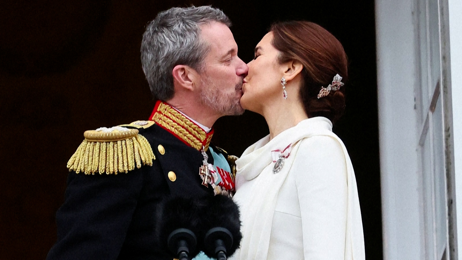 Βίντεο: Το πρώτο βασιλικό φιλί του Φρειδερίκου και της Μαίρης
