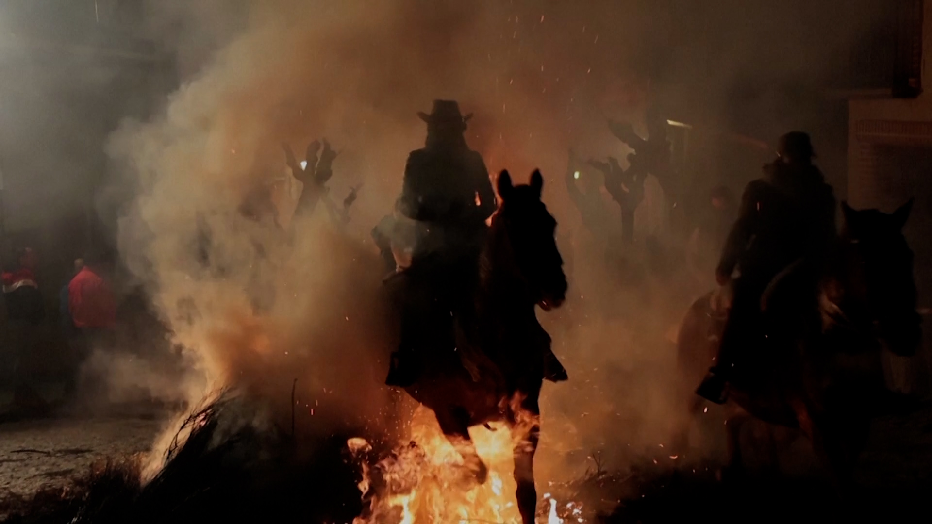 Βίντεο: Άλογα που πηδάνε φωτιές εντυπωσιάζουν σε παραδοσιακή ισπανική τελετή εξαγνισμού