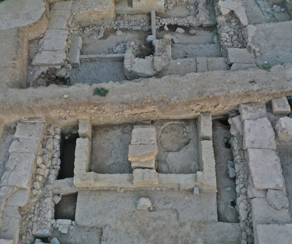 Ανασκαφές στο ιερό της Αμαρυσίας Αρτέμιδος στην Αμάρυνθo – Στο φως ένας ακόμη ναός για τη θεά και πλούσια αναθήματα