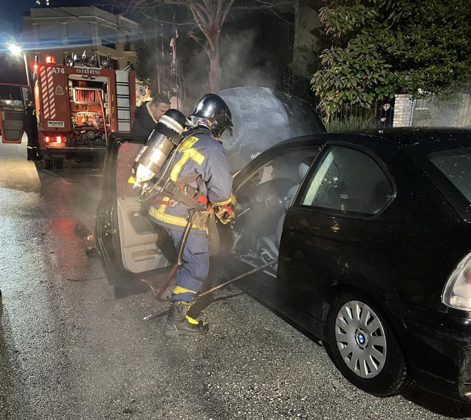 Κέρκυρα: Φωτιά σε αυτοκίνητο σε κεντρικό δρόμο της πόλης(video)