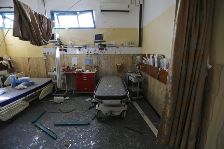 Μεσανατολικό: Γιατροί και ασθενείς εγκαταλείπουν τα νοσοκομεία της Γάζας 