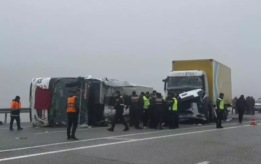 Tουρκία: Φονική σύγκρουση φορτηγού με λεωφορείο με τουλάχιστον 4 νεκρούς και 36 τραυματίες 