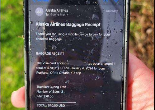 ΗΠΑ: Ένα smartphone που έπεσε από το Boeing της Alaska Airlines βρέθηκε άθικτο στο έδαφος