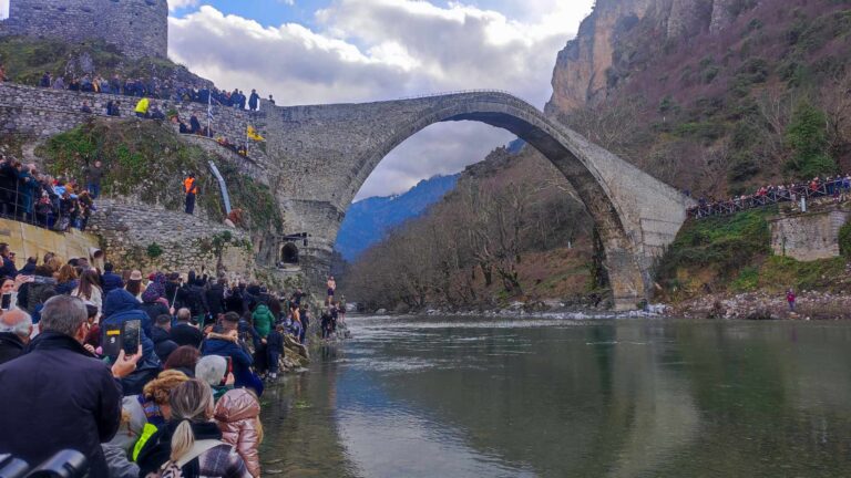 Ο αγιασμός των υδάτων στο ιστορικό γεφύρι της Κόνιτσας