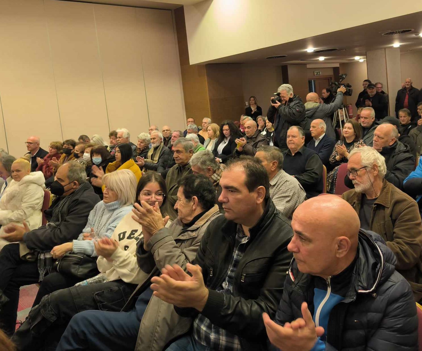 kosmos Στις Σέρρες η Θ. Τζάκρη: “Η ακρίβεια δεν είναι εισαγόμενο φαινόμενο”