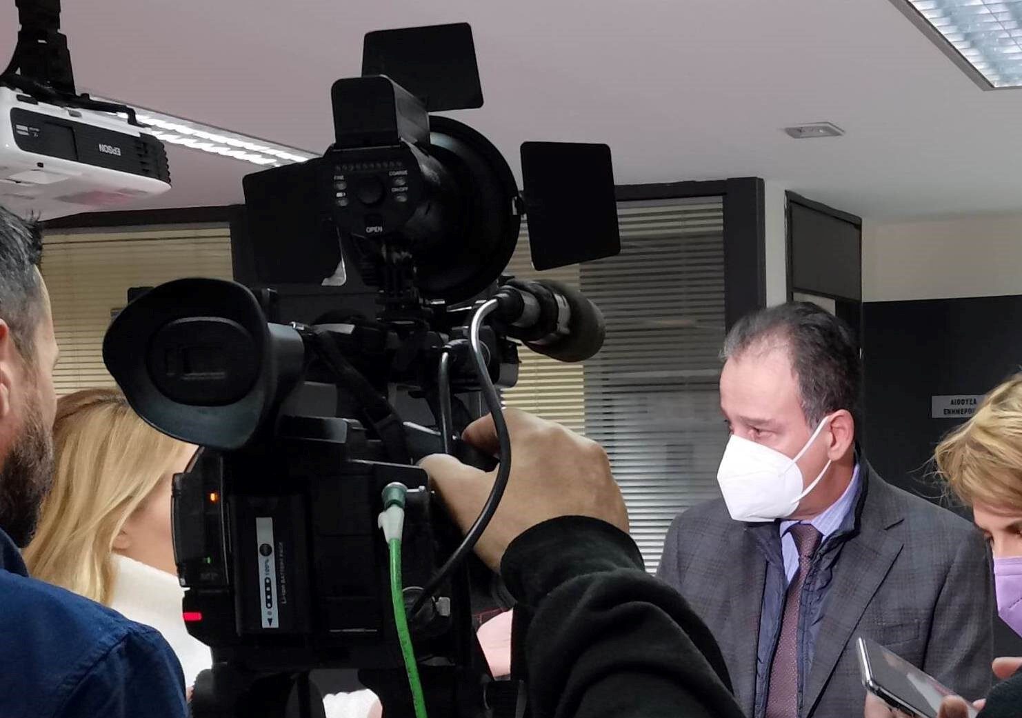 ΙΣΘ: Άκρως επιβεβλημένη η χρήση μάσκας στις υγειονομικές μονάδες και στις δομές ευάλωτων ομάδων 