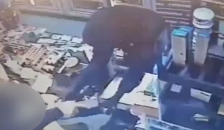 Θεσσαλονίκη: Ληστεία με την απειλή μαχαιριού σε ψιλικατζίδικο τα μεσάνυχτα