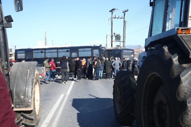 Κλιμακώνουν τις κινητοποιήσεις τους οι αγρότες – Η ΕΛ.ΑΣ. σταμάτησε μηχανοκίνητη πορεία από Επανομή προς αεροδρόμιο «Μακεδονία»