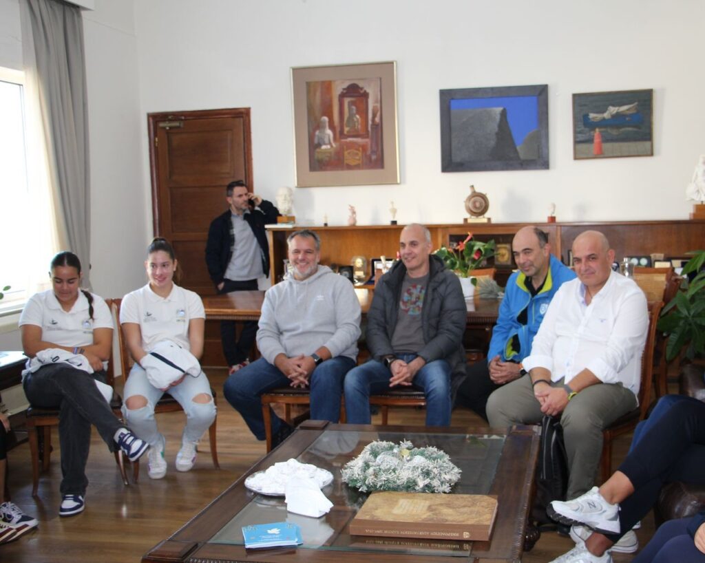 Τα κολυμβητήρια και οι κοινές προσπάθειες Δήμου Χανίων και ΝΟΧ στο επίκεντρο συνάντησης