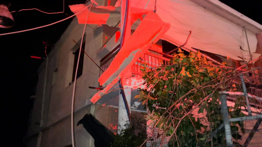 Πύργος: Ανεμοστρόβιλος προκάλεσε ζημιές σε σπίτια και επιχειρήσεις – Πτώσεις δέντρων και διακοπές ρεύματος