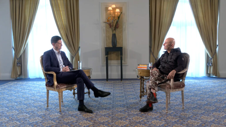 Ο «μοναχός που πούλησε τη Ferrari του», Ρόμπιν Σάρμα, στην ΕΡΤ: Η επιτυχία είναι κάτι πολύ επικίνδυνο