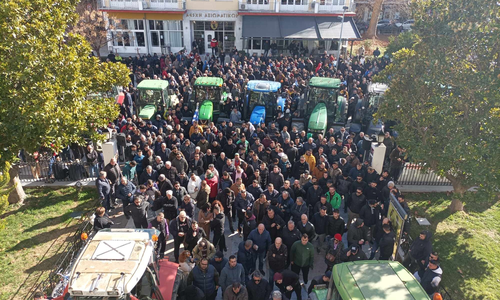 Σέρρες: Διαμαρτυρία αγροτών και κτηνοτρόφων μπροστά στο κτίριο της Περιφέρειας