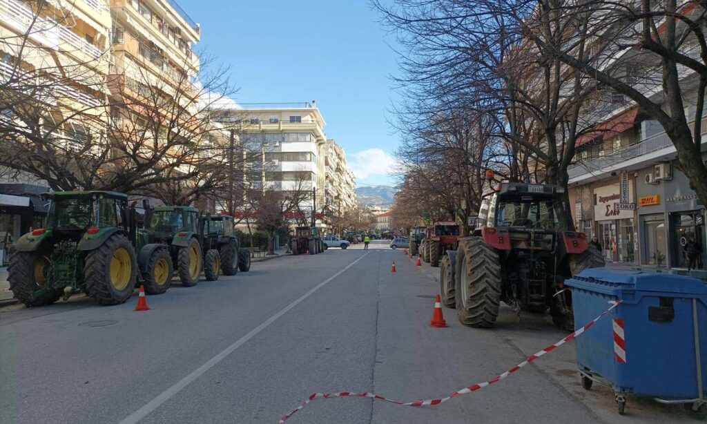 Σέρρες: Διαμαρτυρία αγροτών και κτηνοτρόφων μπροστά στο κτίριο της Περιφέρειας