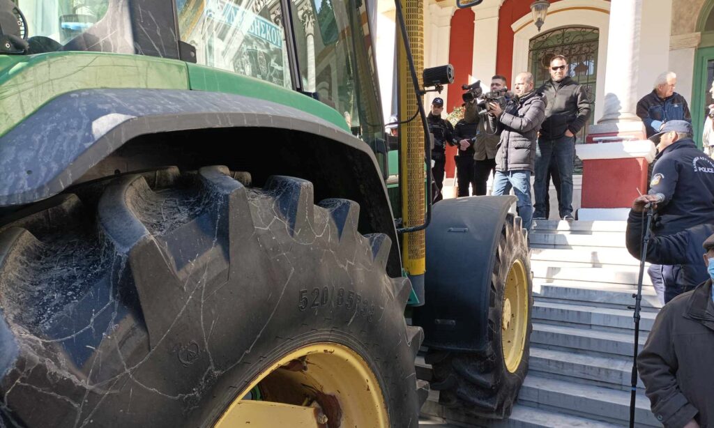 Σέρρες: Διαμαρτυρία αγροτών και κτηνοτρόφων μπροστά στο κτίριο της Περιφέρειας