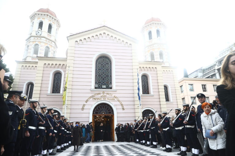 Θεσσαλονίκη: Πλήθος πιστών για τον εορτασμό των Θεοφανείων στον Ιερό Μητροπολιτικό Ναό Αγίου Γρηγορίου του Παλαμά