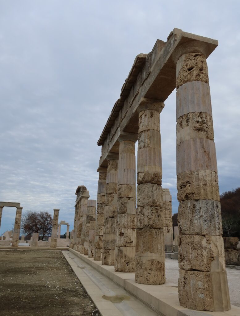 Εγκαινιάζεται το μεσημέρι από τον Κ. Μητσοτάκη το αναστηλωμένο ανάκτορο του Φιλίππου Β’ στις Αιγές – Το μεγαλύτερο οικοδόμημα της κλασικής αρχαιότητας