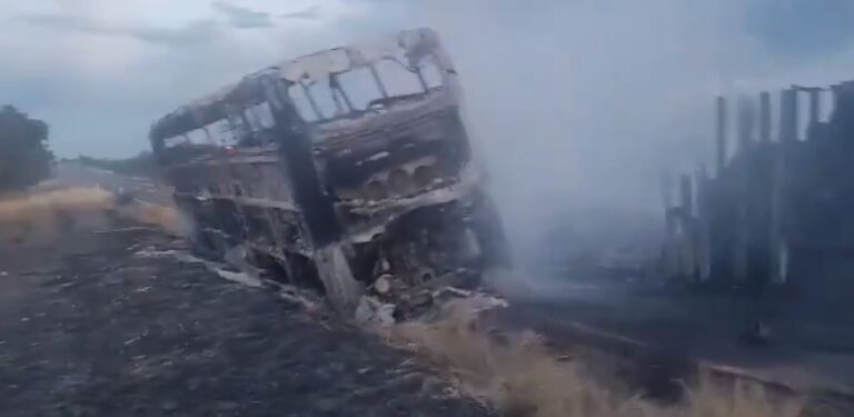 Δεκαεννέα άτομα απανθρακώθηκαν σε μετωπική σύγκρουση λεωφορείου με φορτηγό στο Μεξικό – Τουλάχιστον 22 τραυματίες